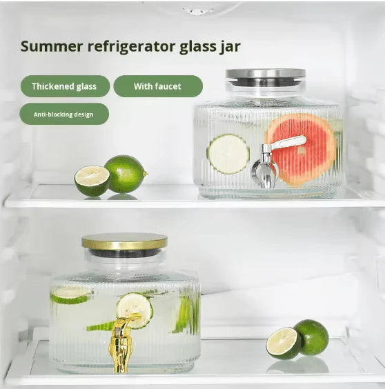 كوب ماء مع حامل