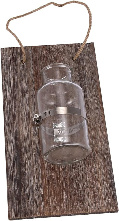 قطعة ديكور مثبتة على الحائط مع جرة