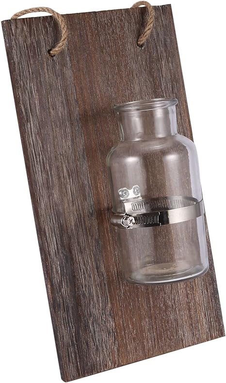 قطعة ديكور مثبتة على الحائط مع جرة